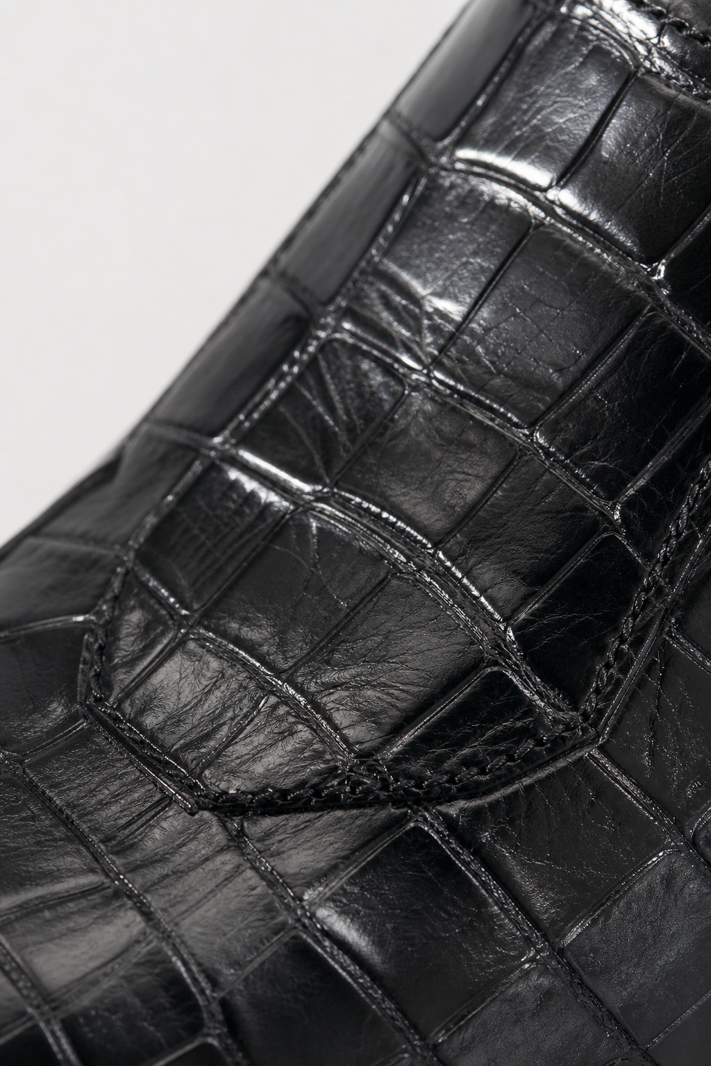 Bottines Noires Effet Croco Verni à Boucle Western et Chaîne – Image 6