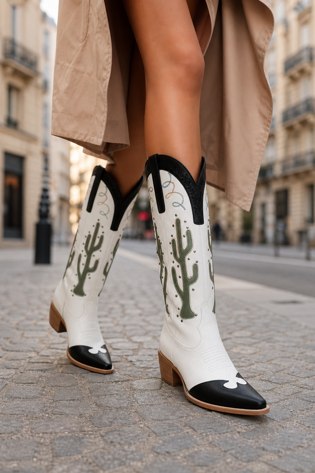 Bottes Santiags Blanches et Noires à Motifs Cactus – Image 3