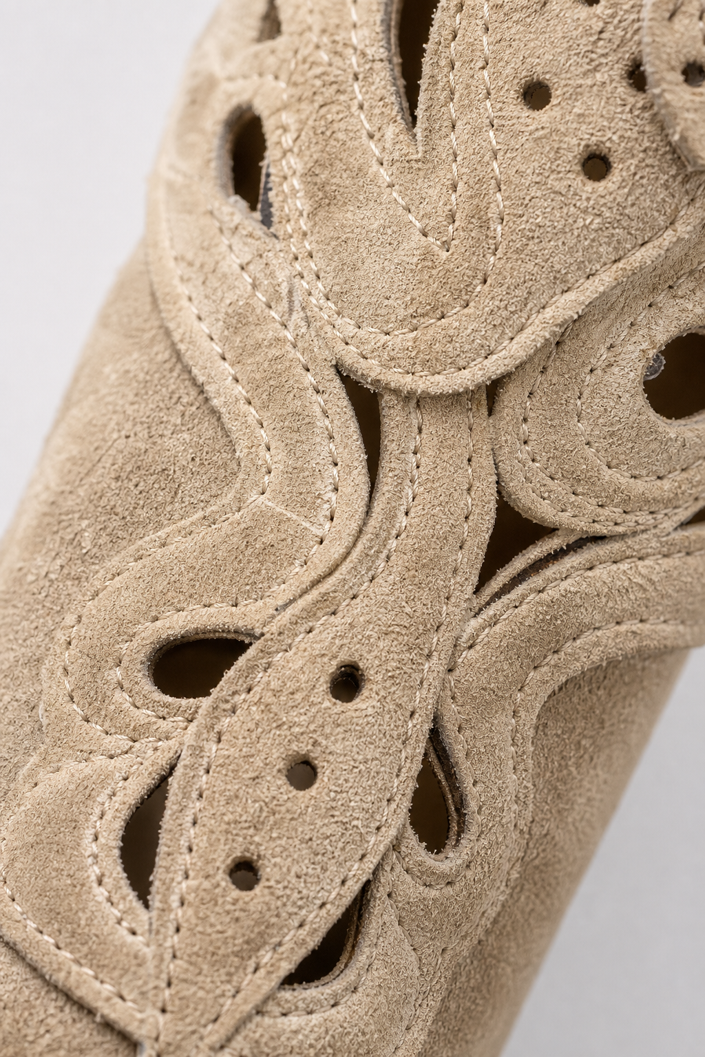 Bottes Santiags en Daim Beige à Motifs Ajourés et Clous – Image 6