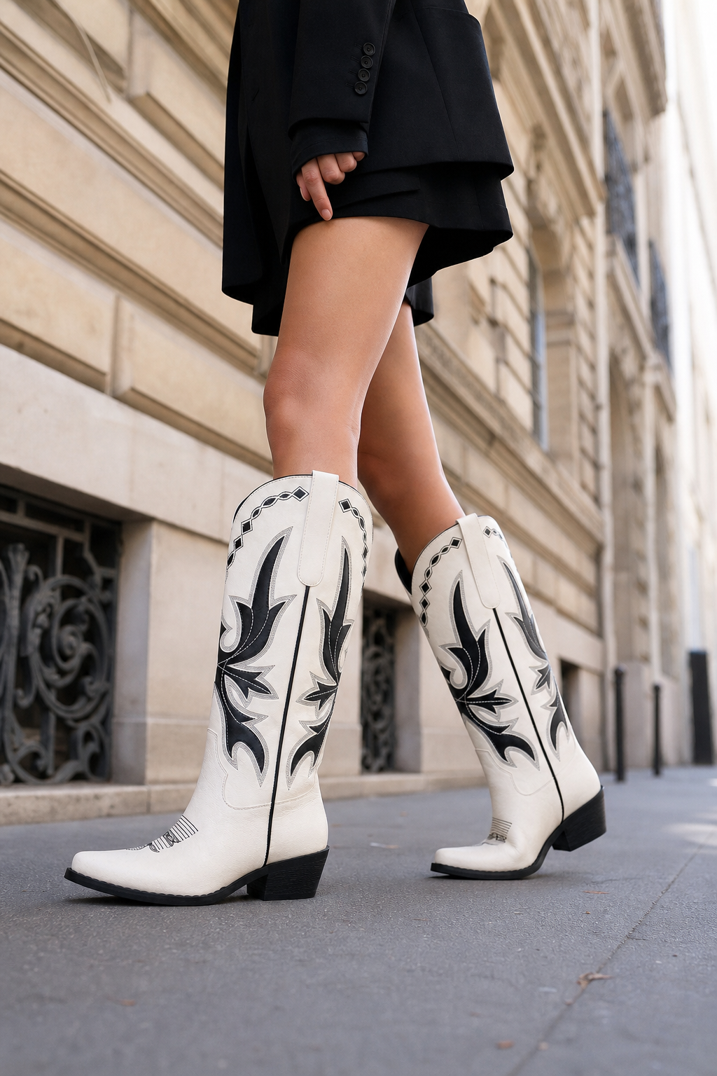 Bottes Santiags en Suédine Crème à Broderies Noires – Image 3