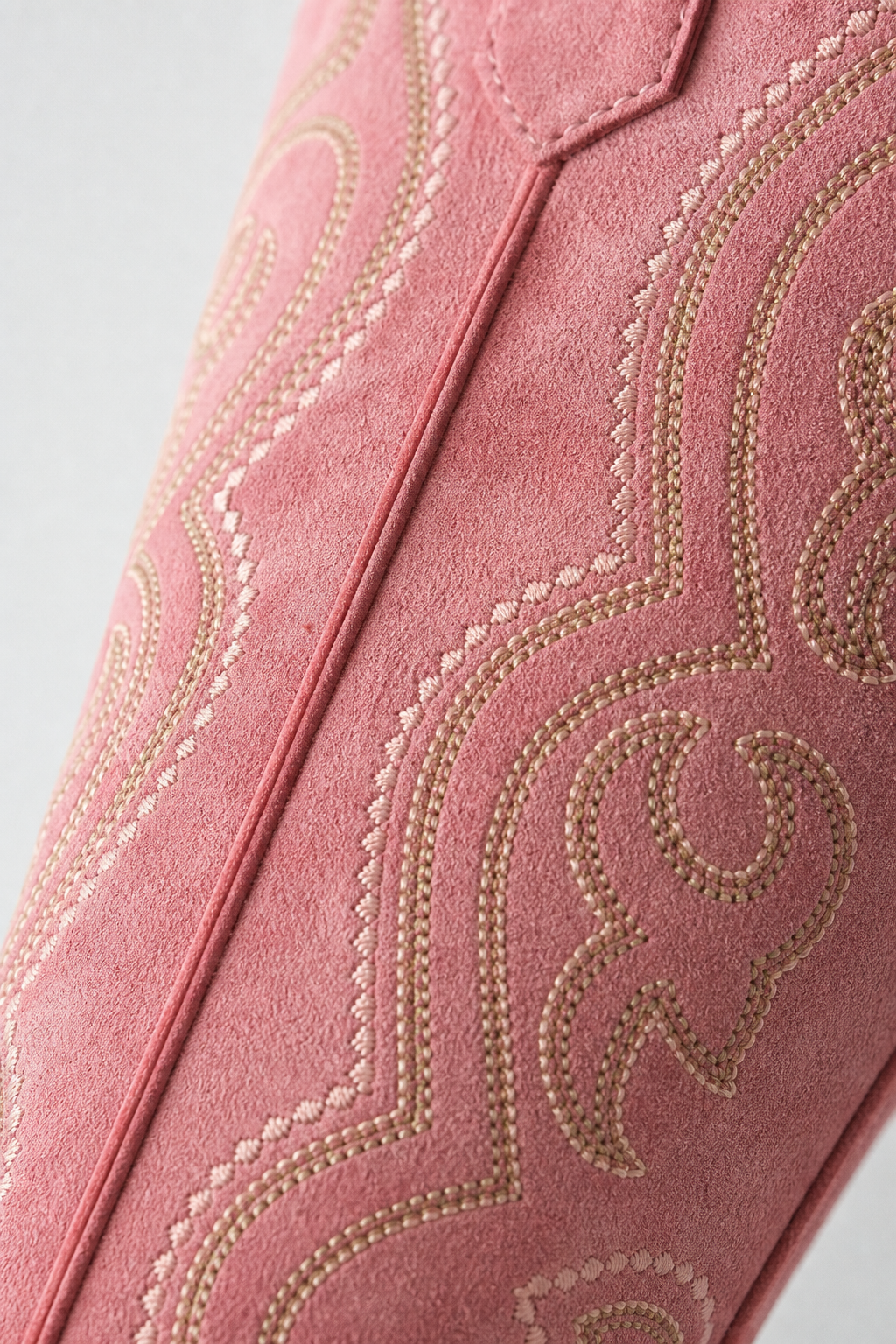 Santiags Hautes en Effet Daim Rose Fumé à Broderies Or – Image 6